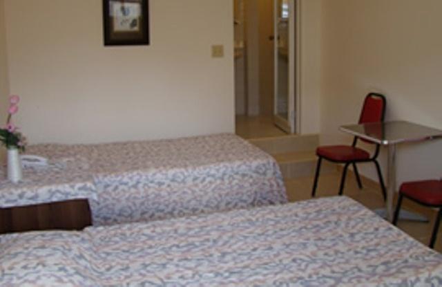 Micro Beach Hotel Garapan Quarto foto